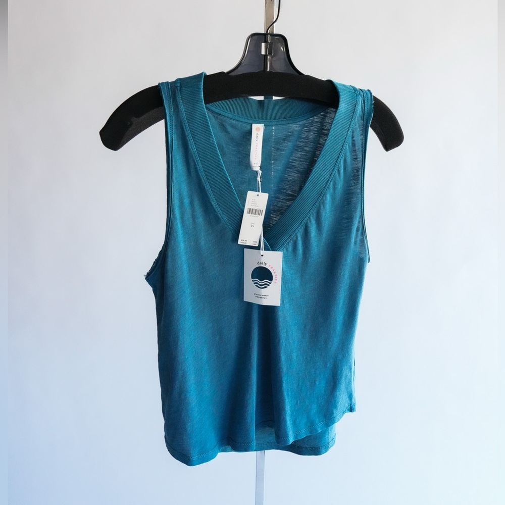 NWT DAILY PRACTICE Sleeveless V-Neck Yoga Top​ - Picture 2 of 9